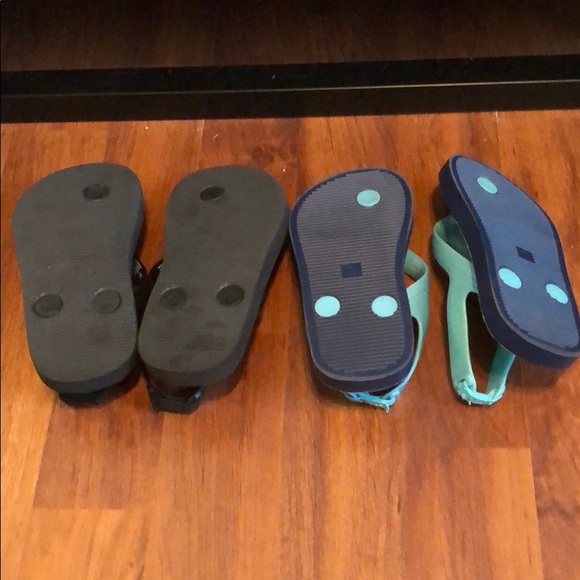 2 Pairs of Old Navy toddler flip flops - Picture 2 of 2